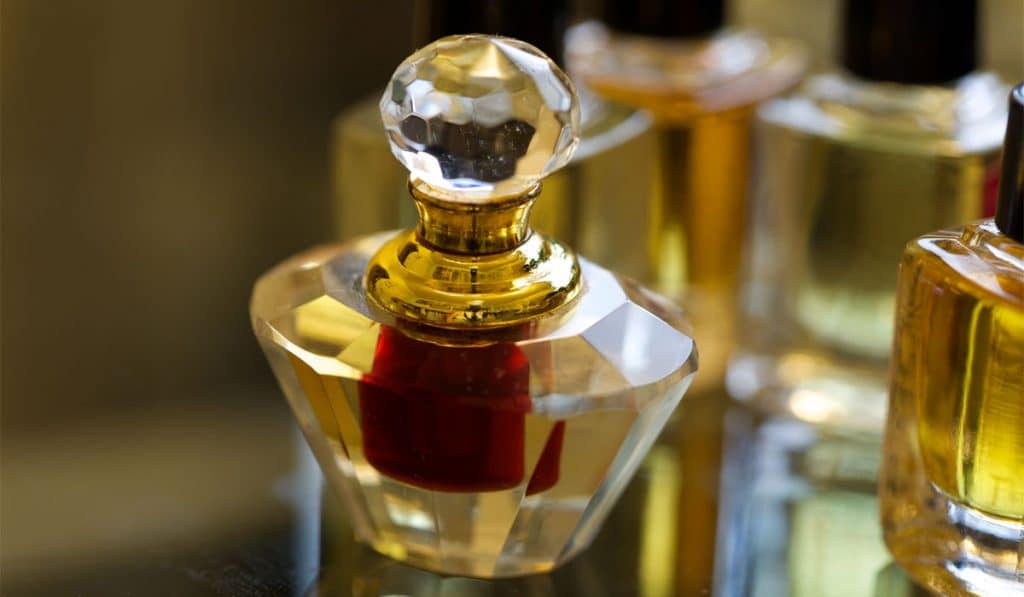 تفسير رؤية العطر في الحلم للمرأة والرجل